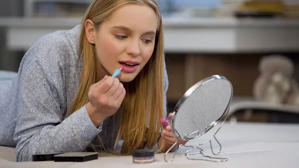 Kaukasiska Kvinnlig Student Som Försöker Gloss Läppstift Nära Spegel Ansikte — Stockfoto