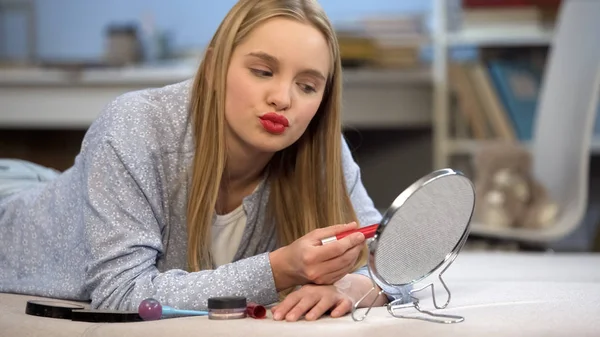 Jovencita Con Labios Rojos Practicando Besos Quiere Atraer Atención Los — Foto de Stock