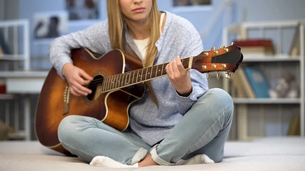 Músico Feminino Afinando Guitarra Casa Sofá Apreciando Melodia Praticando — Fotografia de Stock