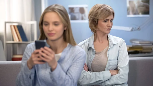 Dcera Smartphone Rukou Ignoruje Její Maminka Lhostejnost Věk Puberty — Stock fotografie