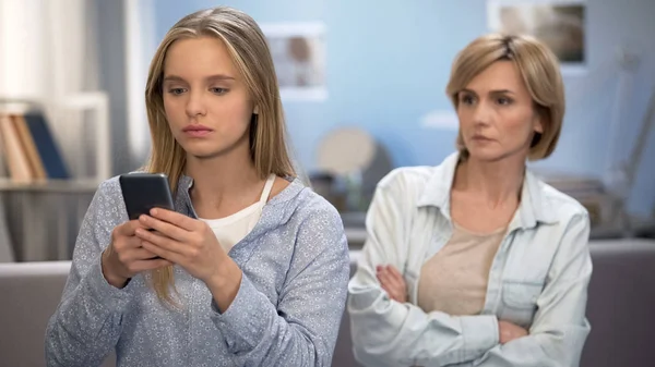 Dotter Med Smartphone Händerna Ignorerar Mamma Missförstånd Och Konflikter — Stockfoto