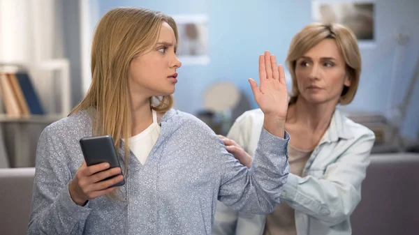 Señora Tratando Mejorar Las Relaciones Familiares Hija Mostrando Señal Stop —  Fotos de Stock