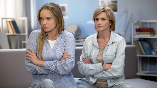 Mother Daughter Arguing Home Serious Conflict Misunderstanding Family — Stock Photo, Image