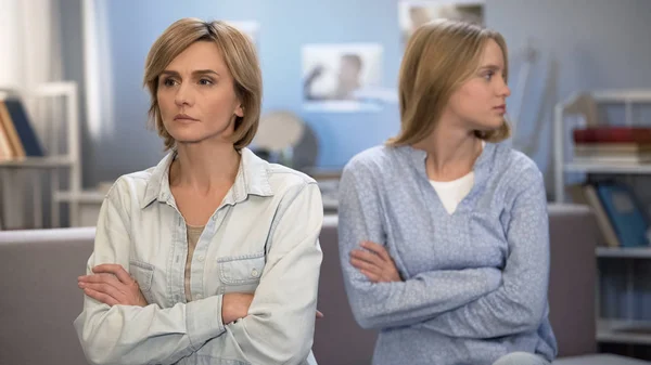 Chica Universitaria Conflicto Con Madre Resentimiento Mutuo Problema Comunicación —  Fotos de Stock