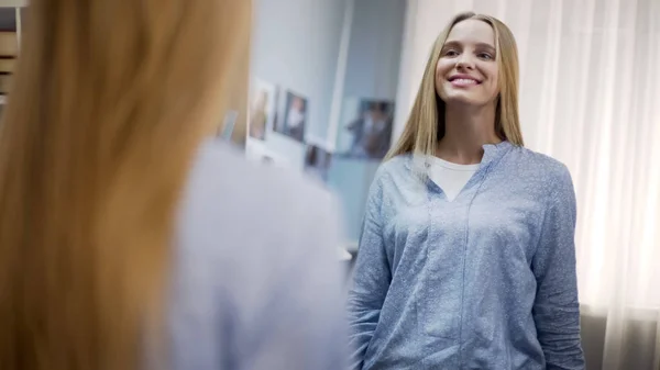 Glad Tonårig Flicka Leende Framför Spegel Känna Kärlek Första Förbindelser — Stockfoto