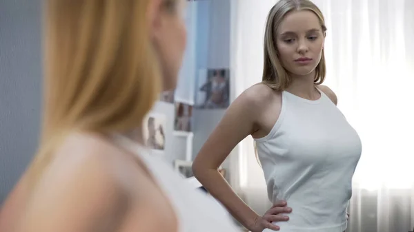 Slim Flicka Tittar Spegeln Försöker Kläder Söka Efter Lämpliga Utseende — Stockfoto