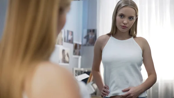 Adolescente Chica Posando Nuevo Blanco Camisa Cerca Espejo Adolescente Desarrollo — Foto de Stock