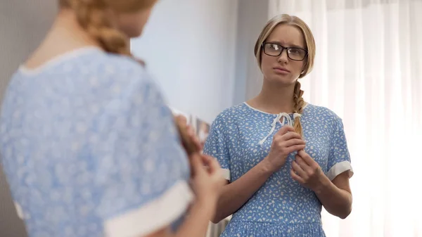 Mujer Geek Gafas Mirando Espejo Sintiéndose Mal Mal Aspecto —  Fotos de Stock
