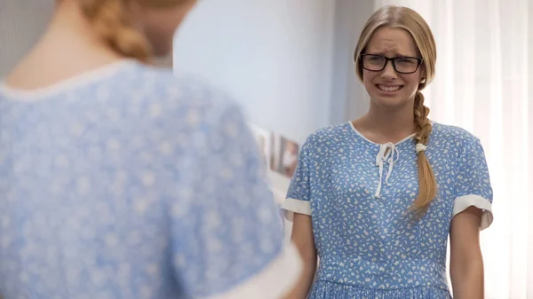 Insécurité Fille Pleurer Problèmes Adolescence Près Miroir Manque Confiance Soi — Photo