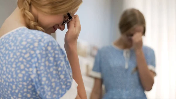 Aufgebrachte Dame Unzufrieden Mit Spiegelreflexion Kritischer Haltung Unsicherheiten — Stockfoto