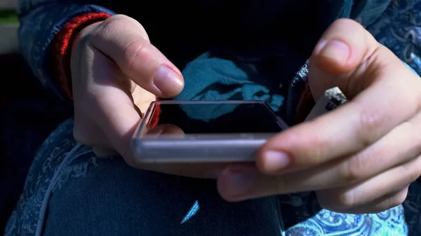 Hände Scrollen Smartphone Fotos Student Checkt Soziale Netzwerke Gadget — Stockfoto