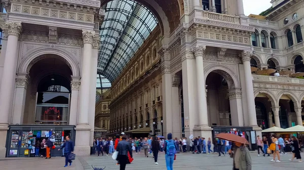 Personas Que Visitan Galleria Vittorio Emanuele Famoso Turismo Milán Entrada — Foto de Stock