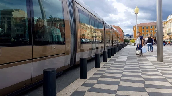 Nowoczesny Pociąg Zatrzymuje Się Placu Ładne Pasażerów Czeka Następny Samochód — Zdjęcie stockowe