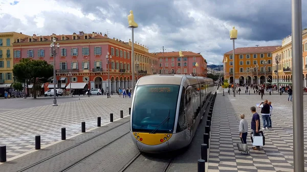 Comboio Que Atravessa Praça Massena Nice Arquitetura Europeia Paisagem Urbana — Fotografia de Stock