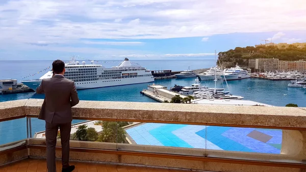 Ember Beszél Telefonon Komoly Beszélgetést Marina View Luxus Jachtok — Stock Fotó