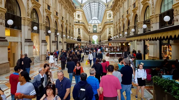 People Walking Famous Italian Shopping Center Luxury Boutiques Tourism — Stock Photo, Image