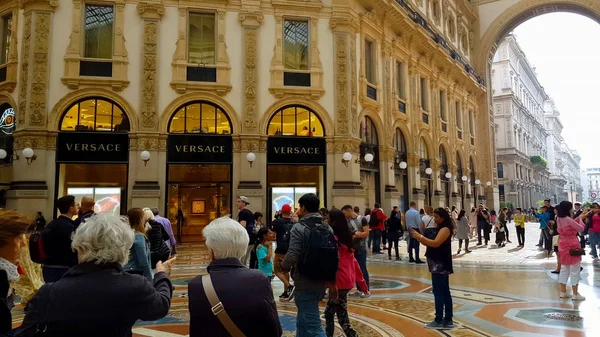 Milan Turystów Centrum Handlowego Pobliżu Sklepu Luxury Galleria Vittorio Emanuele — Zdjęcie stockowe