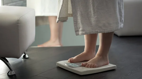 Peso Normal Menina Verificando Resultados Dieta Escalas Casa Corpo Saudável — Fotografia de Stock