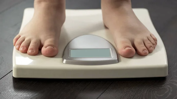 Pernas Femininas Escalas Close Programa Perda Peso Medir Resultados Dieta — Fotografia de Stock