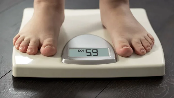 Vrouwelijke Staande Een Weegschaal Zien Gewicht Controleresultaat Gezond Dieet Frontale — Stockfoto