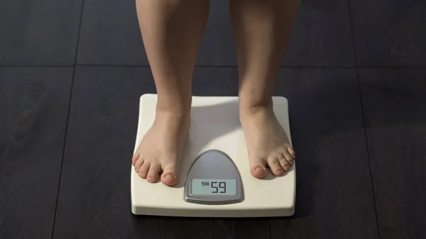 Wanita Mengukur Berat Badan Berdasarkan Sisik Diet Yang Sehat Nutrisi — Stok Foto