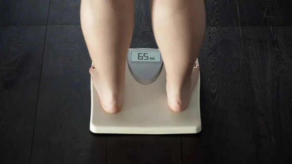Female Measuring Body Weight Scales Healthy Dieting Balanced Nutrition — Stock Photo, Image