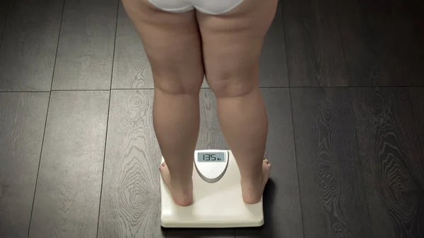 体重計の上に立って 通常のインデックスの後の体の重さは下着姿の女性 — ストック写真