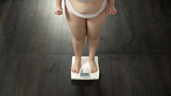 Donna Obesa Arrabbiata Piedi Scale Insoddisfatta Dei Risultati Della Dieta — Foto Stock