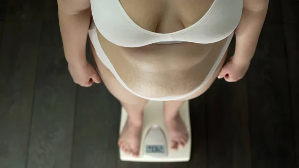 スケール 脂肪腹 平面図の問題の上に立って肥満女性 — ストック写真