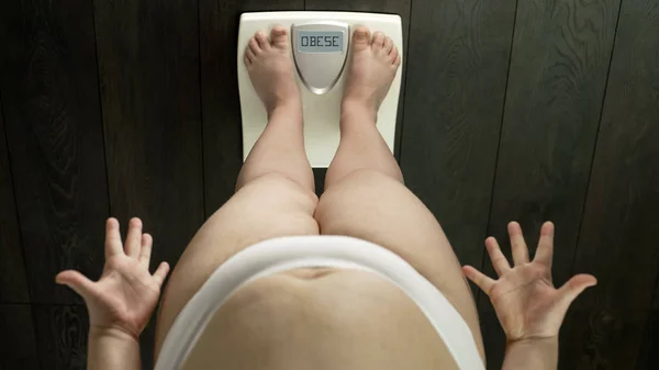 Femeia Enervată Stând Cântare Cuvântul Obez Ecran Dieta Eșuată — Fotografie, imagine de stoc