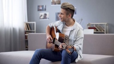 Yetenekli genç gitar, onun yeni şarkı için melodi zevk üniversiteli