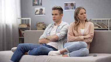 İki hayal kırıklığına çevirdim, kanepede oturan gençler kavga yanlış anlama