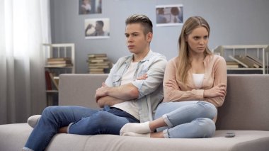 Kızgın iki ayrı koç, kavga sonra tahriş oturan yanlış anlama