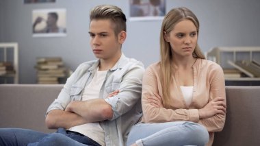 Duygu rahatsız ve zarar, kız erkek için bekleyen özür dileme, çatışma