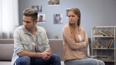 Üzgün kız adam bekleyen özür, ilişki zorluklar, zarar