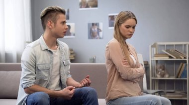 Çocuk ona ihanet, güven ilişkisi içinde şüpheli kız için bahaneler