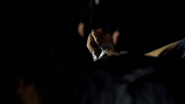 Kadın kurban kaçıran, insan olmak için bağlı elleriyle ticareti
