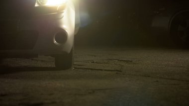 Boş Park yeri, korkutucu atmosferi duran farlar dönüm ile araba