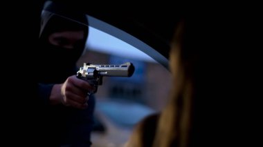 Agresif haydut araba çalmak suç tabanca ile kadın kurban tehdit