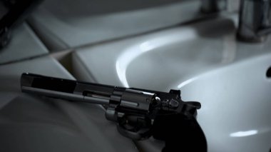 Lavabo, kendini savunma, silah yasallaştırma kenarında yalan yakın çekim tabanca