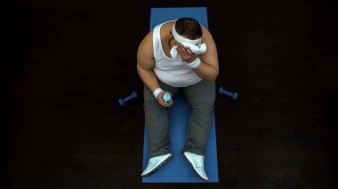 Spor salonunda eğitim yorgun sonra alnında Teri silerek adam kilolu