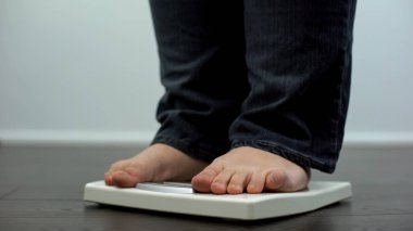Tombul erkek sağlığı bozukluğu, vücut ağırlığı ölçeklerde, kontrol sonucu overeating