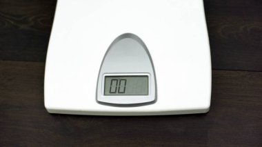 Üstten görünüm ölçekler, yerde duran kilo kaybı, düzgün beslenme, diyet