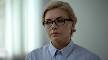 İş kadını kayıp kar, risk sermayesi yatırım düşünmeden gözlük