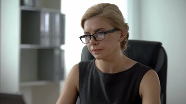 Kendine güvenen bayan patron ofiste dizüstü bilgisayarda yapılan kendini kadın, kariyer büyüme çalışma