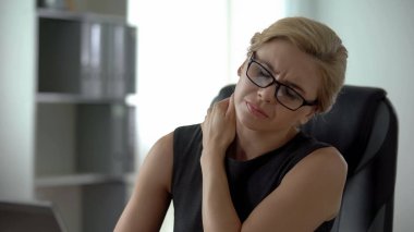 Boyun ağrısı, acı orta yaşlı ofis çalışanı dizüstü bilgisayar, sağlık çalışan