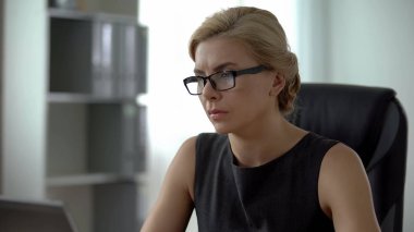 Önemli proje üzerinde çalışan orta yaşlı iş kadını sunum hazırlama