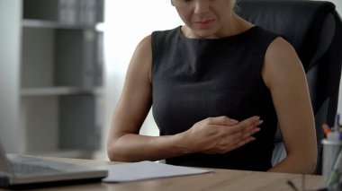 Göğüs ağrısı, kalp ritim bozukluğu, iskemik hastalığı hissediyorum işçisi kadın ofis