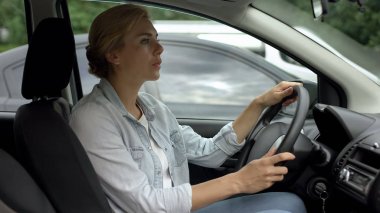 Kadın polis, korkmaktan çözülmüş sürücü arabaya binme düzenlemeler trafik