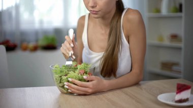 İnce kız salata pasta, sağlıklı ve dengeli beslenme, öz-disiplin yerine seçer